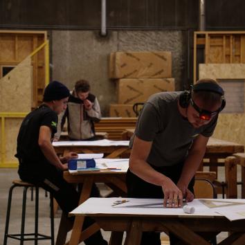 Plusieurs apprentis travaillent sur leurs ateliers