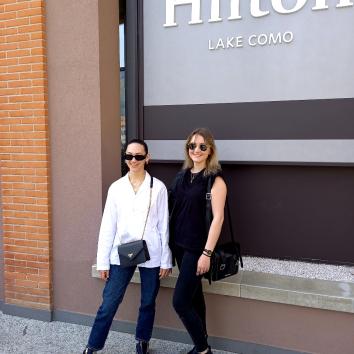 Deux apprenties posent devant le Hilton Lake Como