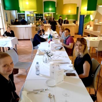 Cinq apprentis de l'IMT attablés à un restaurant