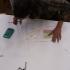 Un apprenti charpentier prend des mesures sur un plan