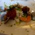 Un plat avec des crevettes