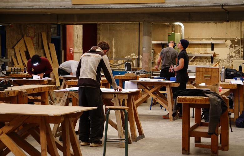 Une salle de travaille d'apprentis charpentiers