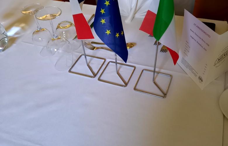 Les drapeaux de la France, l'Italie et l'Union Européenne sur une table