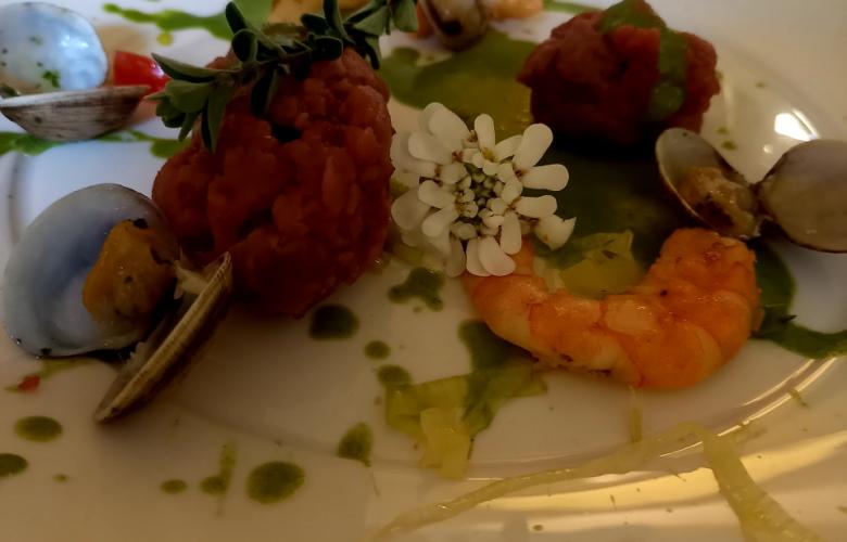Un plat avec des crevettes