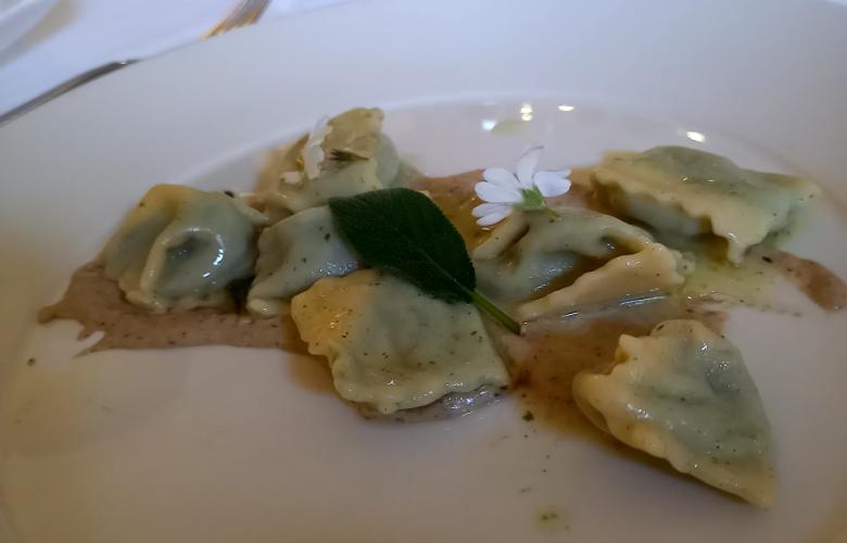 Un plat de ravioles