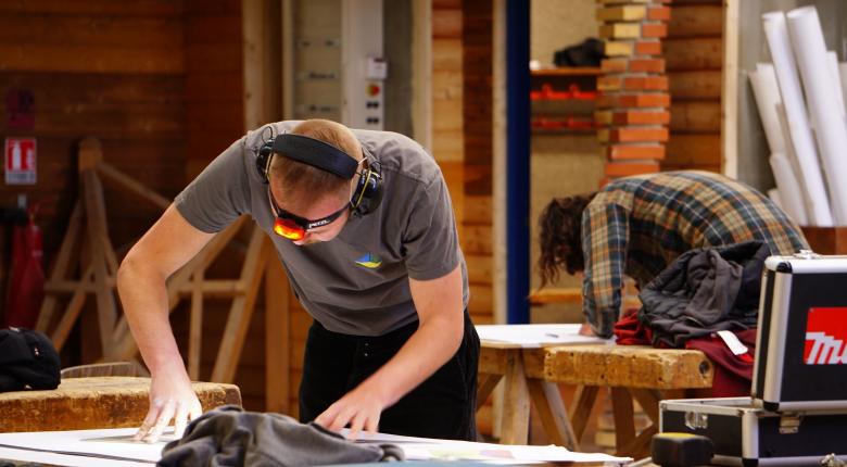 Ouvrier travaillant sur du bois sur son atelier